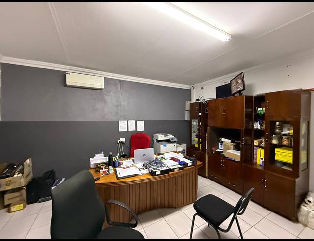 990M² WAREHOUSE FOR SALE IN BEZUIDENHOUT VALLEY